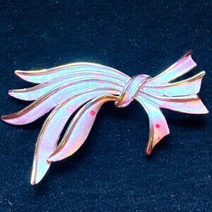 Lovely vintage bow brooch in pale pink enamel